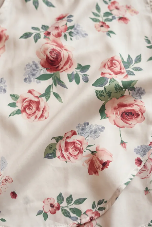 Detalle del estampado de rosas de la Blusa Vianca